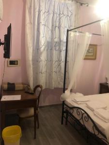 A bed or beds in a room at Alla Porta Di Sotto B&B