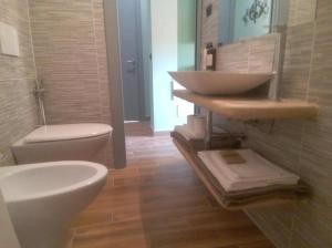 A bathroom at Alla Porta Di Sotto B&B