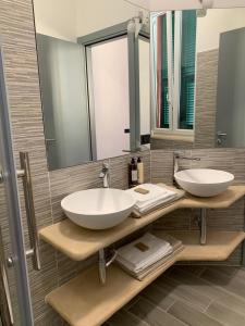 A bathroom at Alla Porta Di Sotto B&B