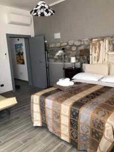 A bed or beds in a room at Alla Porta Di Sotto B&B
