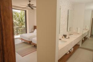 Katil atau katil-katil dalam bilik di ApartHotel Ebb Ti Kaan Tulum-Luxury Condos-