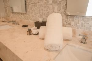 Bilik mandi di ApartHotel Ebb Ti Kaan Tulum-Luxury Condos-