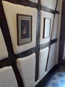 ライルにあるFerienapartment Luiseの壁に2枚の絵が描かれた部屋