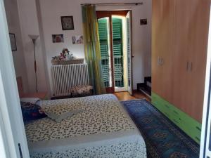 Schlafzimmer mit einem Bett und einer Tür zu einem Balkon in der Unterkunft La casa sul golfo in Ancona