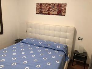 a bedroom with a bed with a blue comforter at CASA VARENNA in Capriate San Gervasio