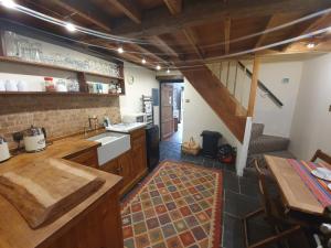 O bucătărie sau chicinetă la Fern Tree Cottage