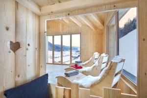 Zimmer mit einem Holzhaus mit Rutsche in der Unterkunft Bio Natur Refugium Blaslahof **** in Gsieser Tal