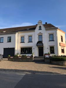 a large white building sitting on the side of a street at Hotel Brasserie Typisch in Kell