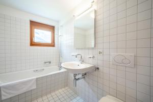Koupelna v ubytování LAAX Homes - Casa Miro Nr 6