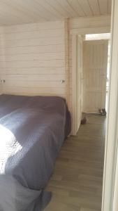 Schlafzimmer mit einem Bett und Holzboden in der Unterkunft Hausboot Mirabella am Müritz Nationalpark Festanliegend in Mirow