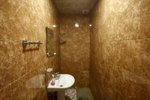 un bagno con lavandino e doccia di Vaso-Levani House a Kazbegi