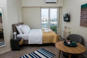 Postel nebo postele na pokoji v ubytování Piraeus Seaview Elegant Apartments
