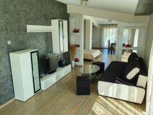 een woonkamer met een bank en een televisie bij Santa Maria in Boergas
