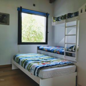 1 dormitorio con 2 literas y ventana en TOURON Nº1, en Carballedo