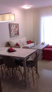 un soggiorno con un tavolo e un divano di Green Park 2 Ambientes en PB con Jardín y Parrillero a Punta del Este