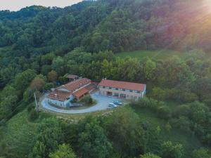 una vista aérea de una casa en medio de un bosque en Agriturismo Da Celestina en Arzignano