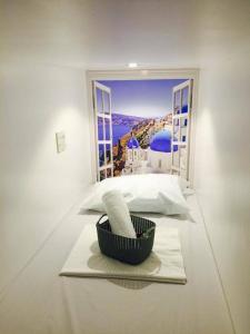 una habitación con un tazón de toallas y una ventana en Shejoje Poshtel Hostel en Cebú