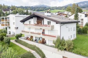 - une vue aérienne sur une maison blanche dans l'établissement Cruscheida, à Flims