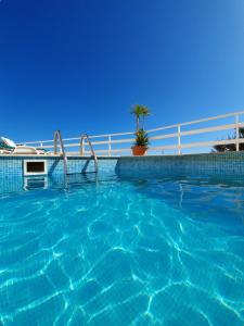 Bazén v ubytovaní Penthouse Christina with Pool - Large Sunny Terrace - Seaview - 250m to Beach and Restaurants - Free Parking - Trogir and Ciovo - 15 minutes to airport alebo v jeho blízkosti