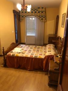 A bed or beds in a room at HOSTAL EL ESCUDO