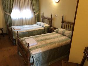 A bed or beds in a room at HOSTAL EL ESCUDO