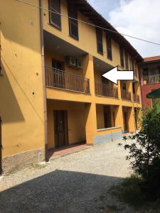un gran edificio amarillo con balcones. en CASA VARENNA, en Capriate San Gervasio