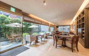 台北的住宿－金來商旅，用餐室设有桌椅和窗户。