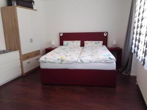 1 dormitorio con 1 cama con cabecero de madera en Ferienwohnung Delphin en Schönwald