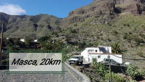 a sign that reads masza in front of a mountain at Los Geranios n.25 in Icod de los Vinos