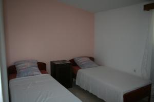 Una habitación con dos camas y una mesa dentro. en Apartments Santa Barbara, en Biograd na Moru 60 fotos más