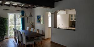 een keuken en eetkamer met een tafel en stoelen bij Casa Albacor in Vilamoura