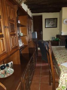 セテニル・デ・ラス・ボデガスにあるAlambique Holiday Setenilのキッチン(木製キャビネット、テーブル、カウンタートップ付)