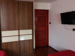 スプラシルにあるPokoje PETRA pod Bocianemの木製のドアとテレビが備わる客室です。