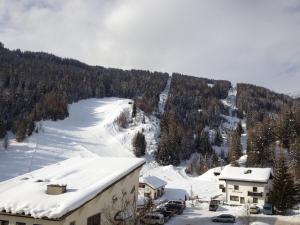 einen schneebedeckten Berg mit einer Skipiste in der Unterkunft Dolce Vita in Serfaus + 9 Fotos