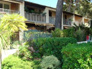 a garden in front of a building with plants at Studio MANON A2 in Les Lecques