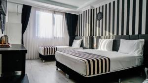 Кровать или кровати в номере Cnr İnci Hotel