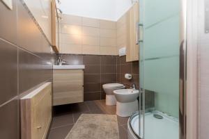 een badkamer met een toilet, een wastafel en een douche bij Belvedere Naxos 9 in Giardini Naxos +21 foto's