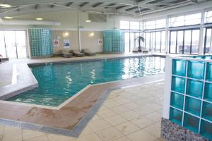 - une grande piscine dans un grand bâtiment dans l'établissement Tattershall Lakes 2020 8 Berth Caravan With Hot Tub, à Tattershall