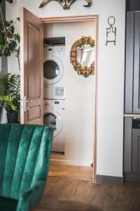 a laundry room with a washer and dryer at Logement artiste entier centre village in Vermenton
