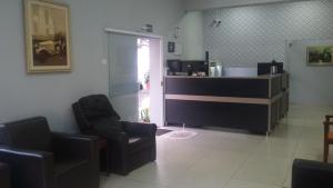 a living room with two chairs and a counter at Fit hotel in Dourados