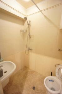 uma casa de banho com um WC e um lavatório em Kabakum Holiday Apartments em Varna City