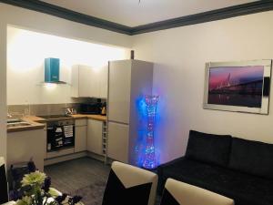 A kitchen or kitchenette at Dunfermline High Street Flat Ideal For Edinburgh& St. Andrews