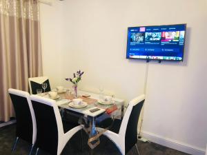 A television and/or entertainment centre at Dunfermline High Street Flat Ideal For Edinburgh& St. Andrews