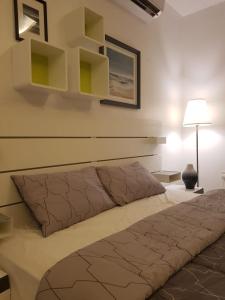 A bed or beds in a room at منتجع القصر الأبيض