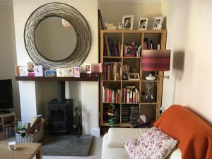 a living room with a mirror and a couch at La casa de Eloisa in Macclesfield