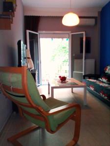 un soggiorno con sedia e tavolo di City Center Martha's Apartment a Salonicco