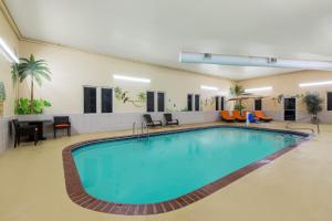 ein großer Swimmingpool in einem Hotelzimmer in der Unterkunft Super 8 by Wyndham Ottawa in Ottawa