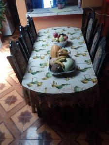 a long table with fruits and vegetables on it at Casa Krisdalia in Moyogalpa