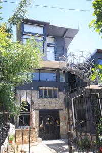 Το κτήριο όπου στεγάζεται  το διαμέρισμα