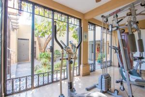 un gimnasio con dos cintas de correr y elípticas en Hotel del Antiguo Convento en Salta